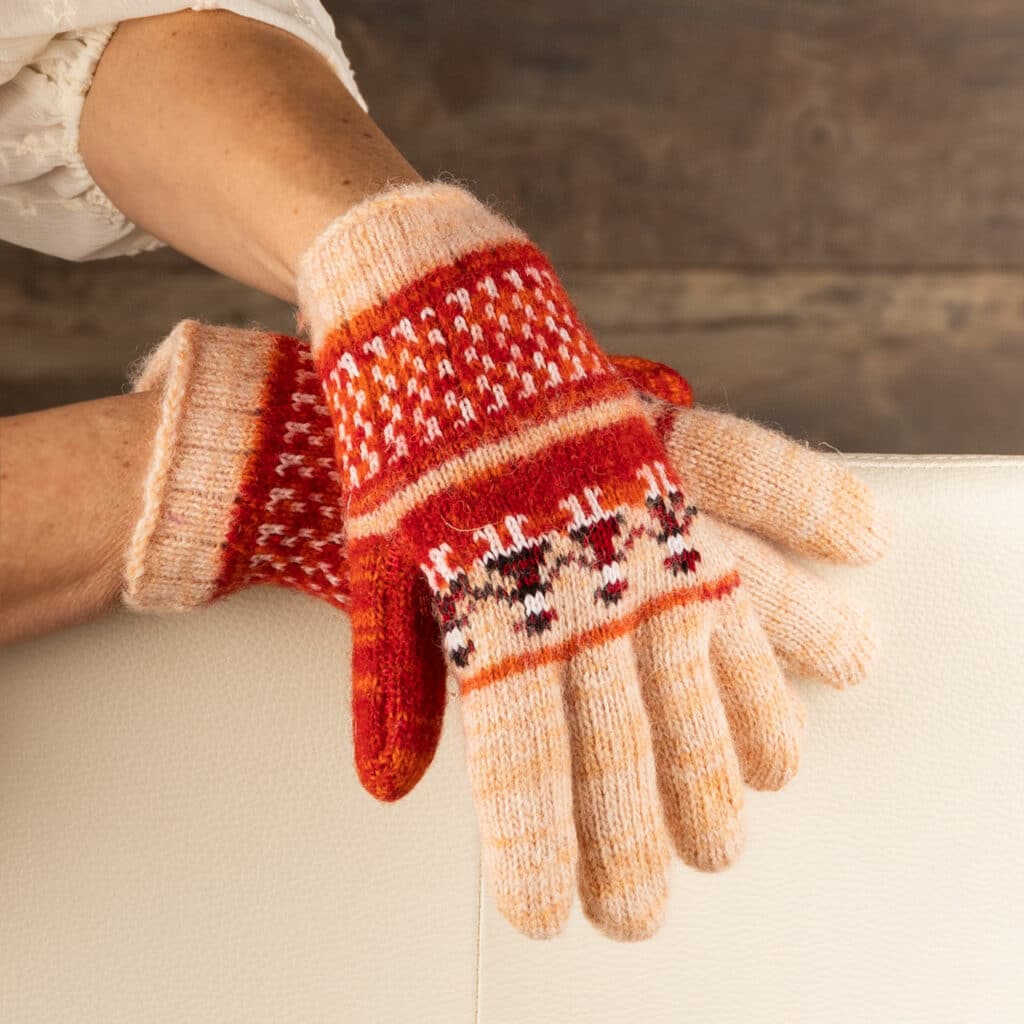 Wunderschöne warme Wollhandschuhe in Lachsrosa und Orange mit hübschem Puppenmotiv. Warme Handschuhe für Liebhaber von Farben. Diese Handschuhe sind aus reiner Schafwolle gestrickt. Wenn Sie Ihre Hände wirklich verwöhnen wollen, sind diese warmen Handschuhe genau das Richtige für Sie. Man spürt das Handwerk und die Qualität, wenn man sie in den Händen hält! Diese Handschuhe sind Natur pur. Schafwolle ist atmungsaktiv und natürlich isolierend. Tolles Geschenk zum Geburtstag oder für die Ferien!