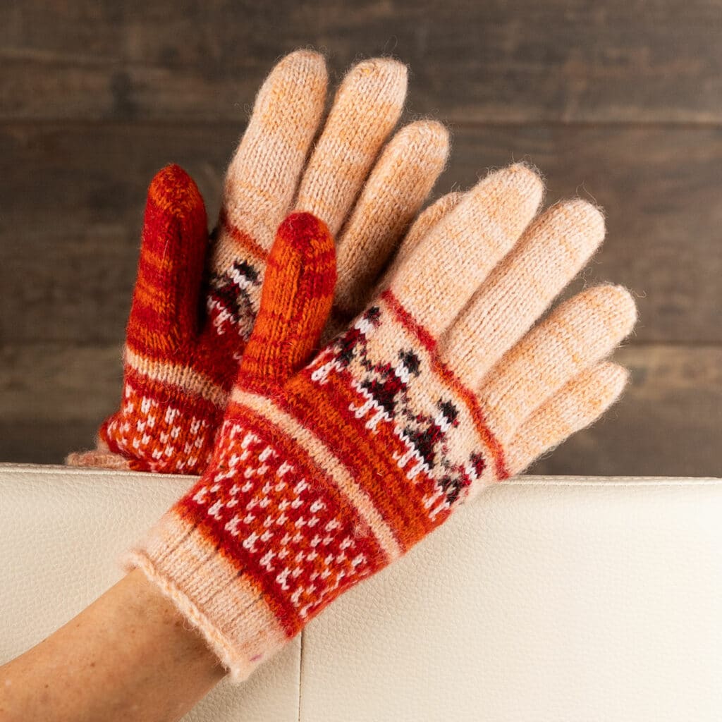 Wunderschöne warme Wollhandschuhe in Lachsrosa und Orange mit hübschem Puppenmotiv. Warme Handschuhe für Liebhaber von Farben. Diese Handschuhe sind aus reiner Schafwolle gestrickt. Wenn Sie Ihre Hände wirklich verwöhnen wollen, sind diese warmen Handschuhe genau das Richtige für Sie. Man spürt das Handwerk und die Qualität, wenn man sie in den Händen hält! Diese Handschuhe sind Natur pur. Schafwolle ist atmungsaktiv und natürlich isolierend. Tolles Geschenk zum Geburtstag oder für die Ferien!