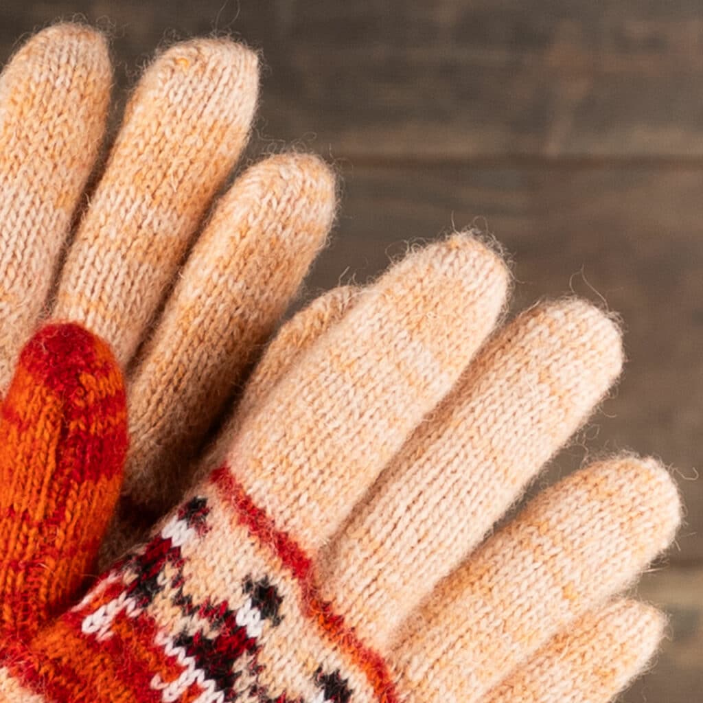 Wunderschöne warme Wollhandschuhe in Lachsrosa und Orange mit hübschem Puppenmotiv. Warme Handschuhe für Liebhaber von Farben. Diese Handschuhe sind aus reiner Schafwolle gestrickt. Wenn Sie Ihre Hände wirklich verwöhnen wollen, sind diese warmen Handschuhe genau das Richtige für Sie. Man spürt das Handwerk und die Qualität, wenn man sie in den Händen hält! Diese Handschuhe sind Natur pur. Schafwolle ist atmungsaktiv und natürlich isolierend. Tolles Geschenk zum Geburtstag oder für die Ferien!