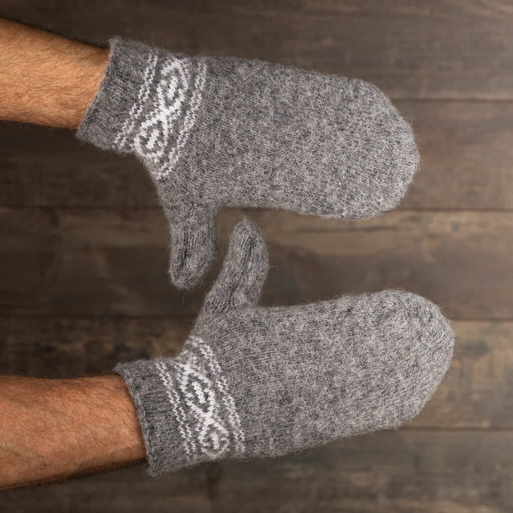 Schöne warme Wollfäustlinge für Männer in Dunkelgrau mit hübschem Motiv in Weiß. Warme Fäustlinge für Männer in großen Größen! Mit Sorgfalt aus reiner Schafwolle hergestellt. Wunderbar warme Hände, auch bei schlechtem Wetter. Diese Fäustlinge sind Natur pur! Man spürt das Handwerk und die Qualität, wenn man sie in den Händen hält! Die Schafwolle sorgt für zusätzliche Wärme und Atmungsaktivität und hält die Hände auf der gewünschten Temperatur. Tolles Geschenk zum Geburtstag oder für die Ferien!