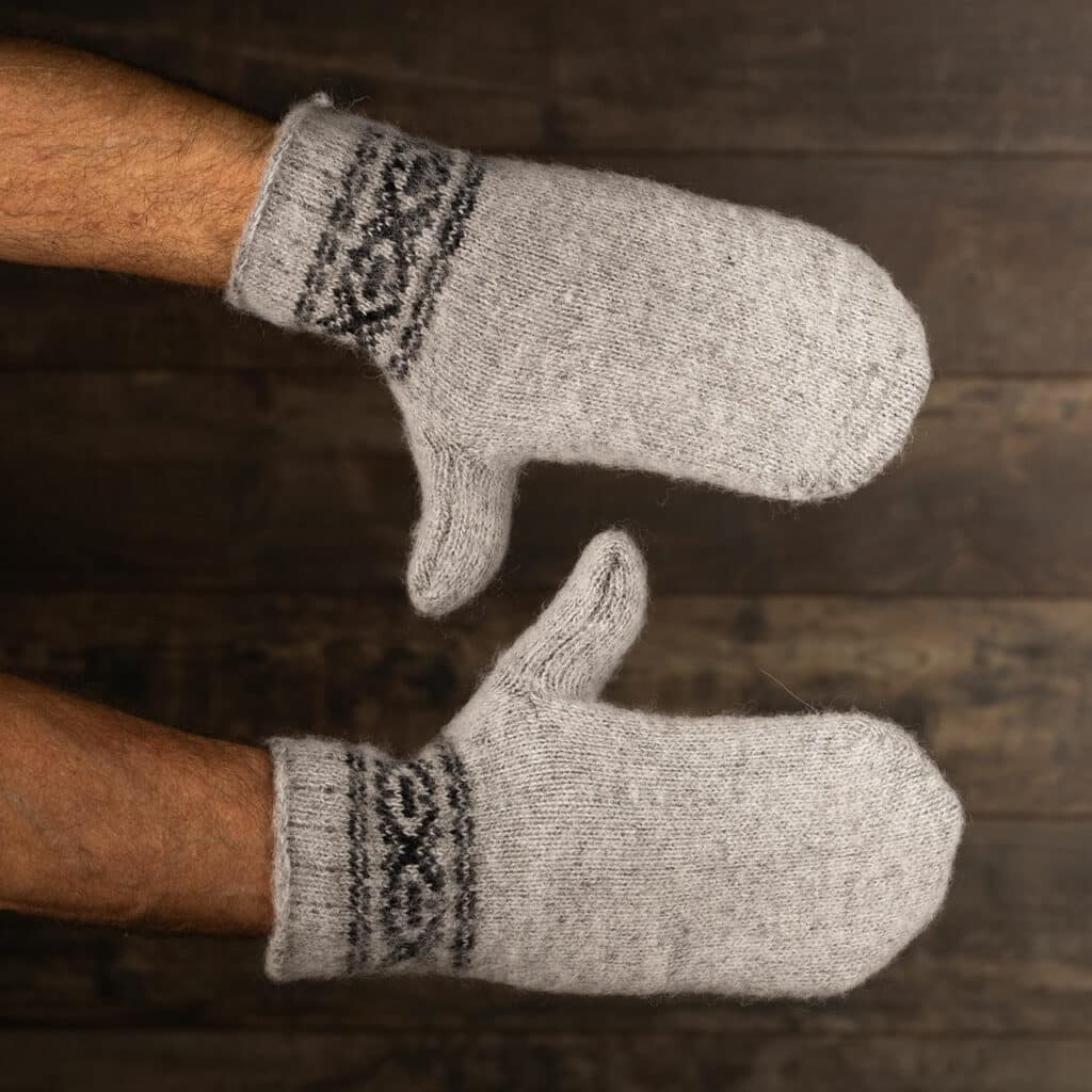 Schöne warme Wollfäustlinge für Männer in Grau mit hübschem Motiv in Schwarz. Warme Fäustlinge für Männer in großen Größen! Mit Sorgfalt aus reiner Schafwolle hergestellt. Wunderbar warme Hände, auch bei schlechtem Wetter. Diese Fäustlinge sind Natur pur! Man spürt das Handwerk und die Qualität, wenn man sie in den Händen hält! Die Schafwolle sorgt für zusätzliche Wärme und Atmungsaktivität und hält die Hände auf der gewünschten Temperatur. Tolles Geschenk zum Geburtstag oder für die Ferien!