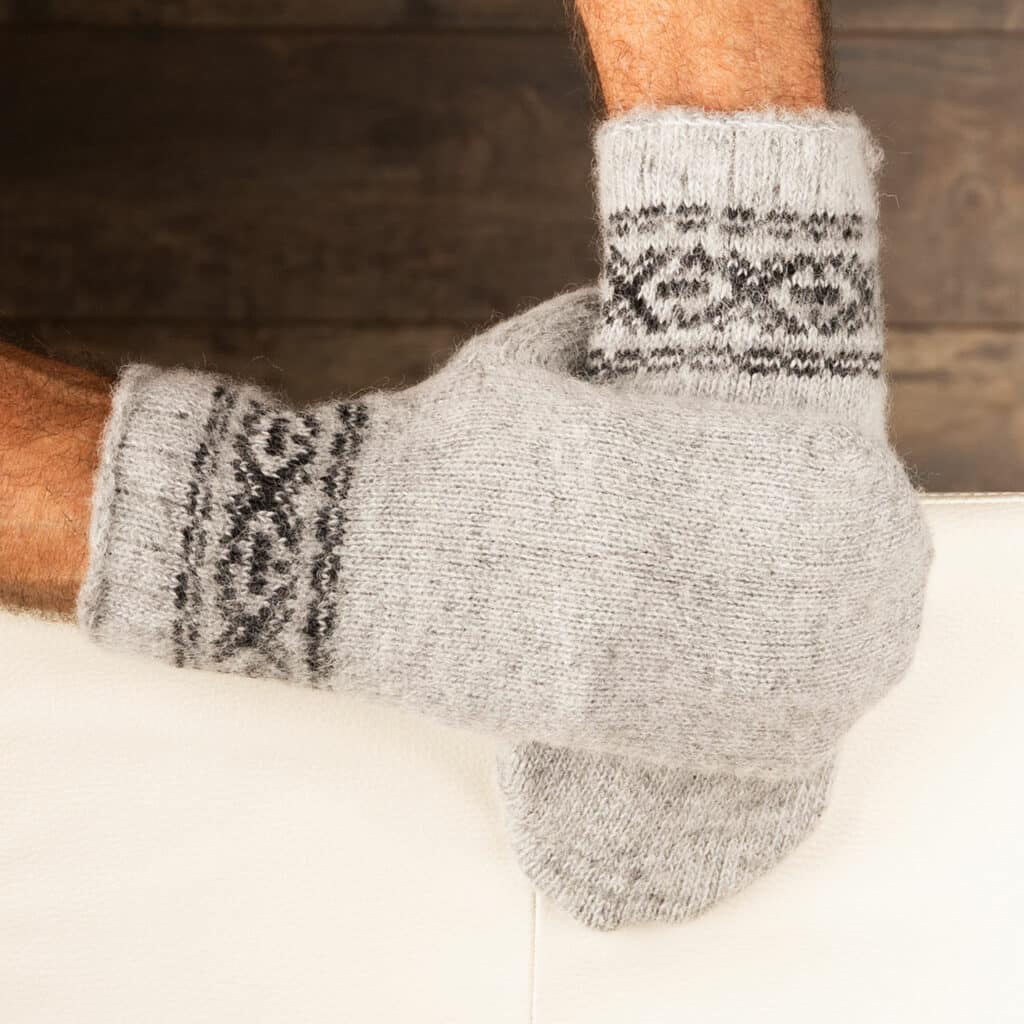 Schöne warme Wollfäustlinge für Männer in Grau mit hübschem Motiv in Schwarz. Warme Fäustlinge für Männer in großen Größen! Mit Sorgfalt aus reiner Schafwolle hergestellt. Wunderbar warme Hände, auch bei schlechtem Wetter. Diese Fäustlinge sind Natur pur! Man spürt das Handwerk und die Qualität, wenn man sie in den Händen hält! Die Schafwolle sorgt für zusätzliche Wärme und Atmungsaktivität und hält die Hände auf der gewünschten Temperatur. Tolles Geschenk zum Geburtstag oder für die Ferien!